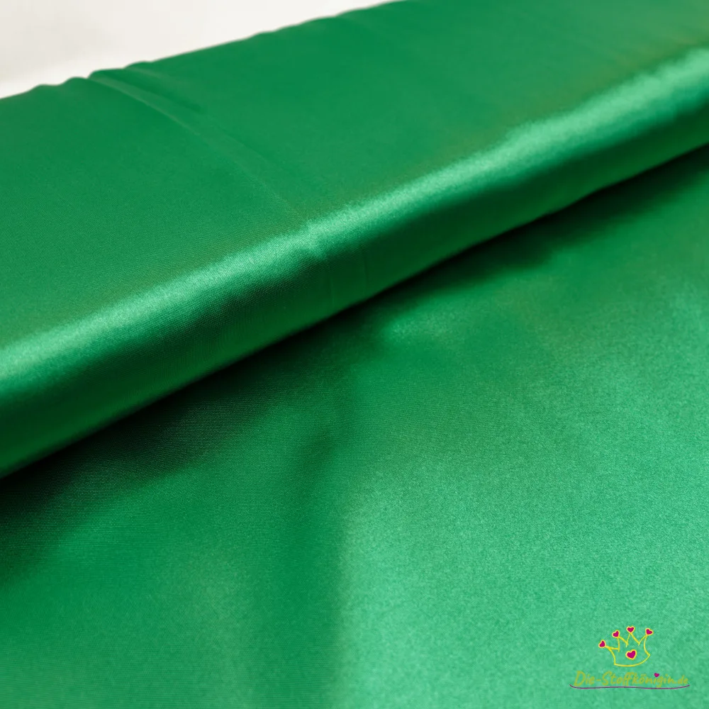 Satin in Grün, Meterware im Detail