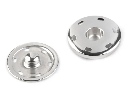Druckknopf in Silber, Nahaufnahme im Sortiment der Stoffkönigin