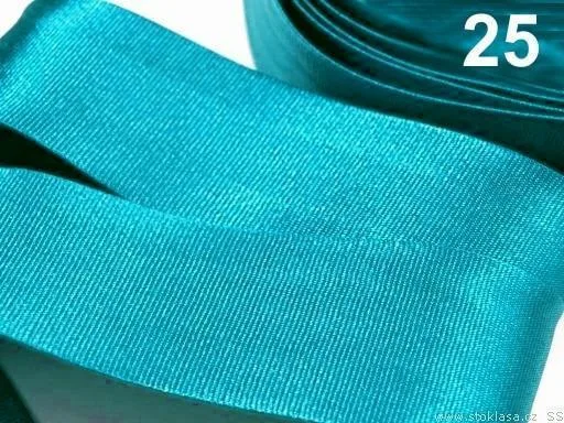 Satinband in Türkis, Meterware im Ausschnitt