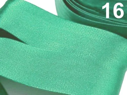 Satinband in Mint, Meterware im Ausschnitt