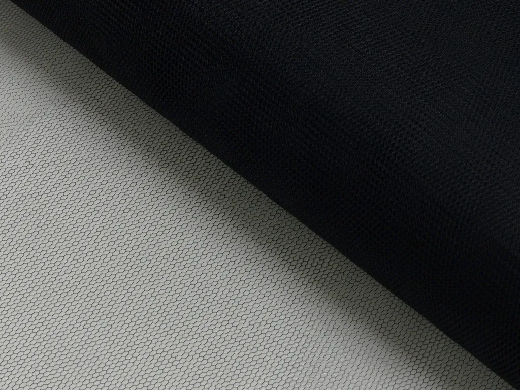 Tüll in Schwarz, Meterware im Detail