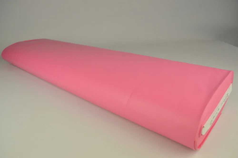 Kunstleder in Rosa, Zuschnitt, Stoff im Ausschnitt