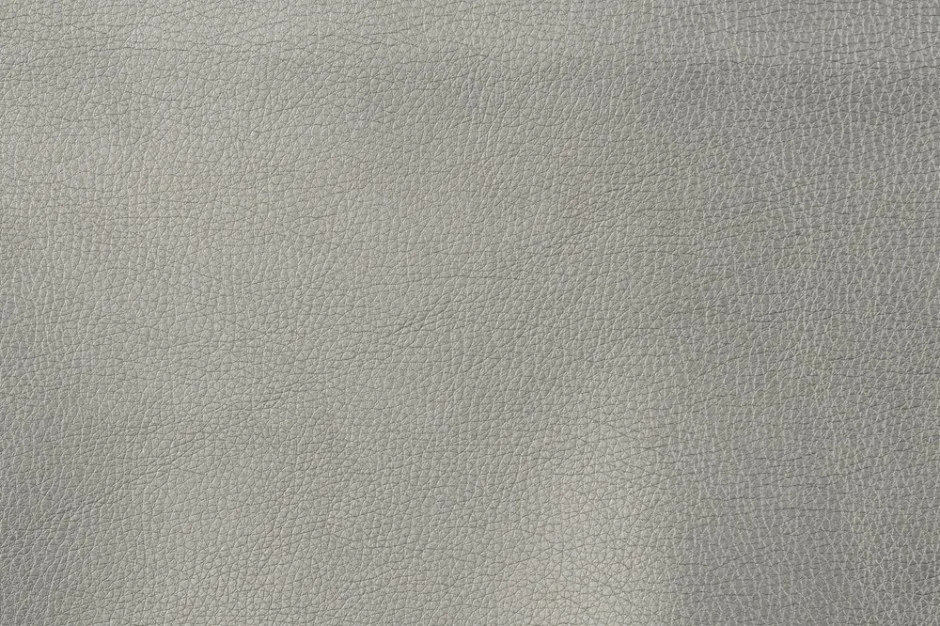 Kunstleder in Silber, Zuschnitt, Stoff im Ausschnitt