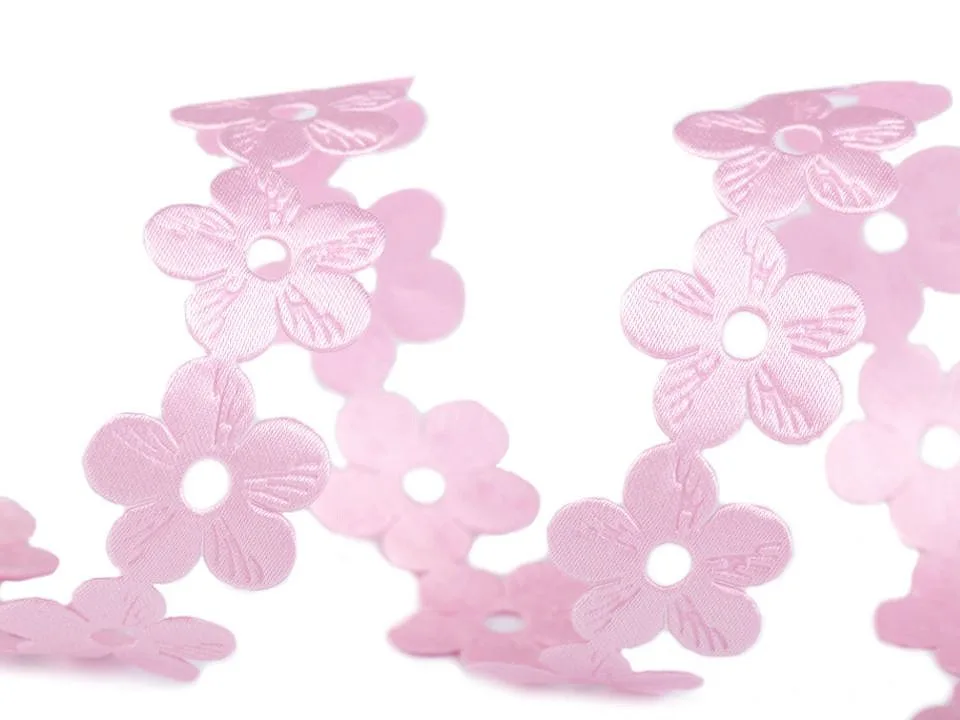 Satinborte mit Blumenmotiv in Rosa, Meterware im Ausschnitt