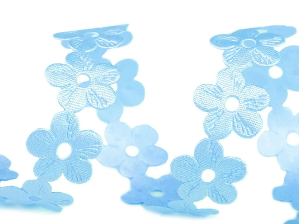 Satinborte mit Blumenmotiv in Hellblau, Meterware im Ausschnitt