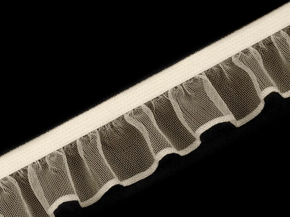 Rüschengummi in Creme, Meterware im Ausschnitt