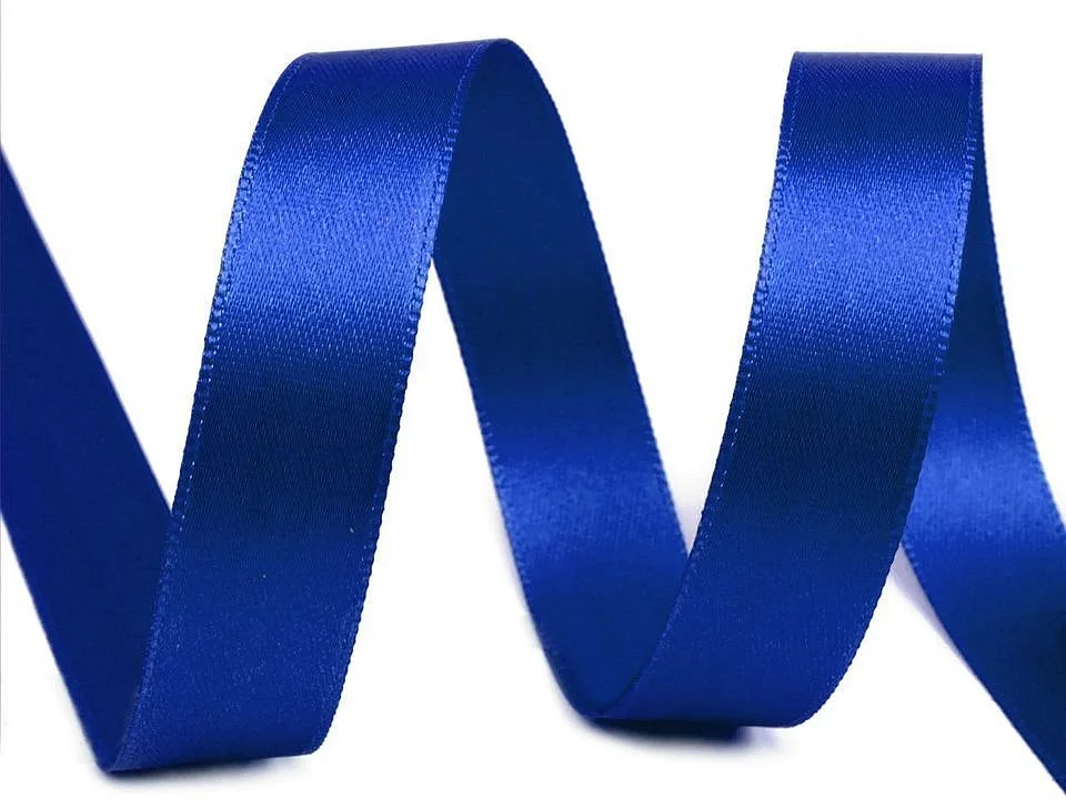 Satinband in Royalblau, Meterware im Ausschnitt