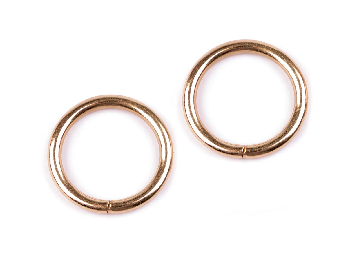 Metallring in Rosegold, Nahaufnahme im Sortiment der Stoffkönigin