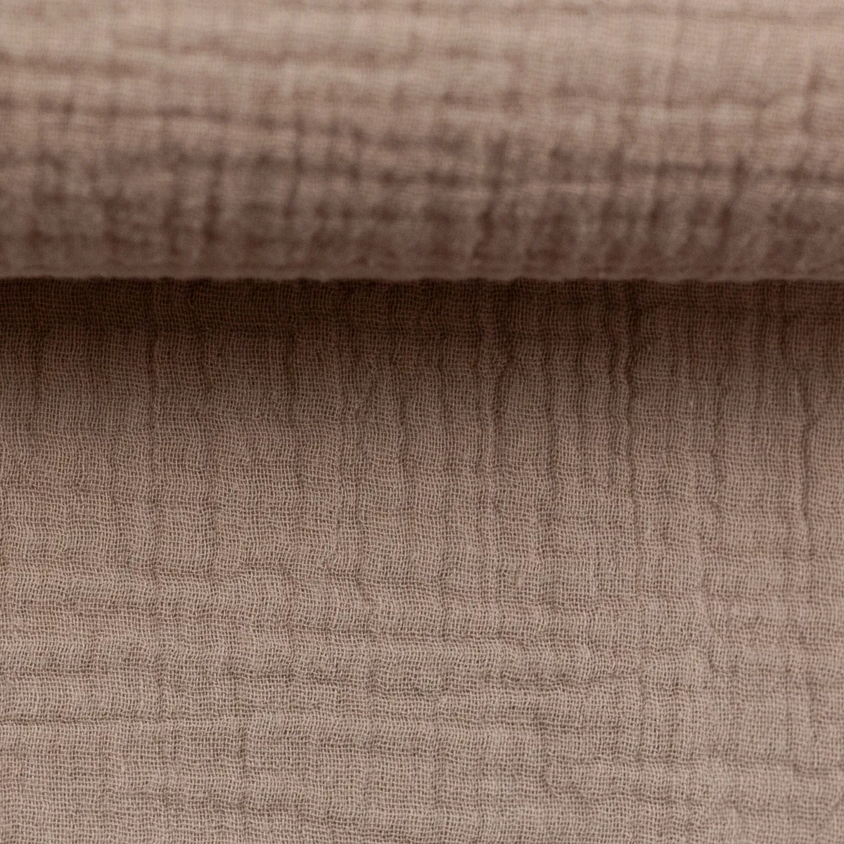 Musselin in Dunkelbeige, Meterware im Detail