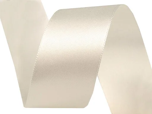 Satinband in Creme, Meterware im Ausschnitt