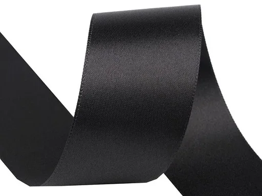 Satinband in Schwarz, Meterware im Ausschnitt
