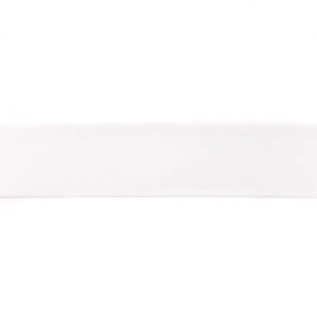 Gummiband in Weiß, Meterware im Ausschnitt