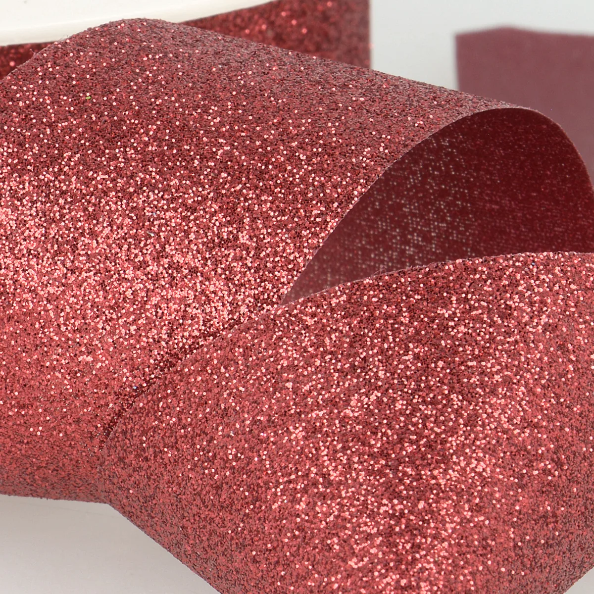 Glitzerband in Bordeaux, Meterware im Ausschnitt