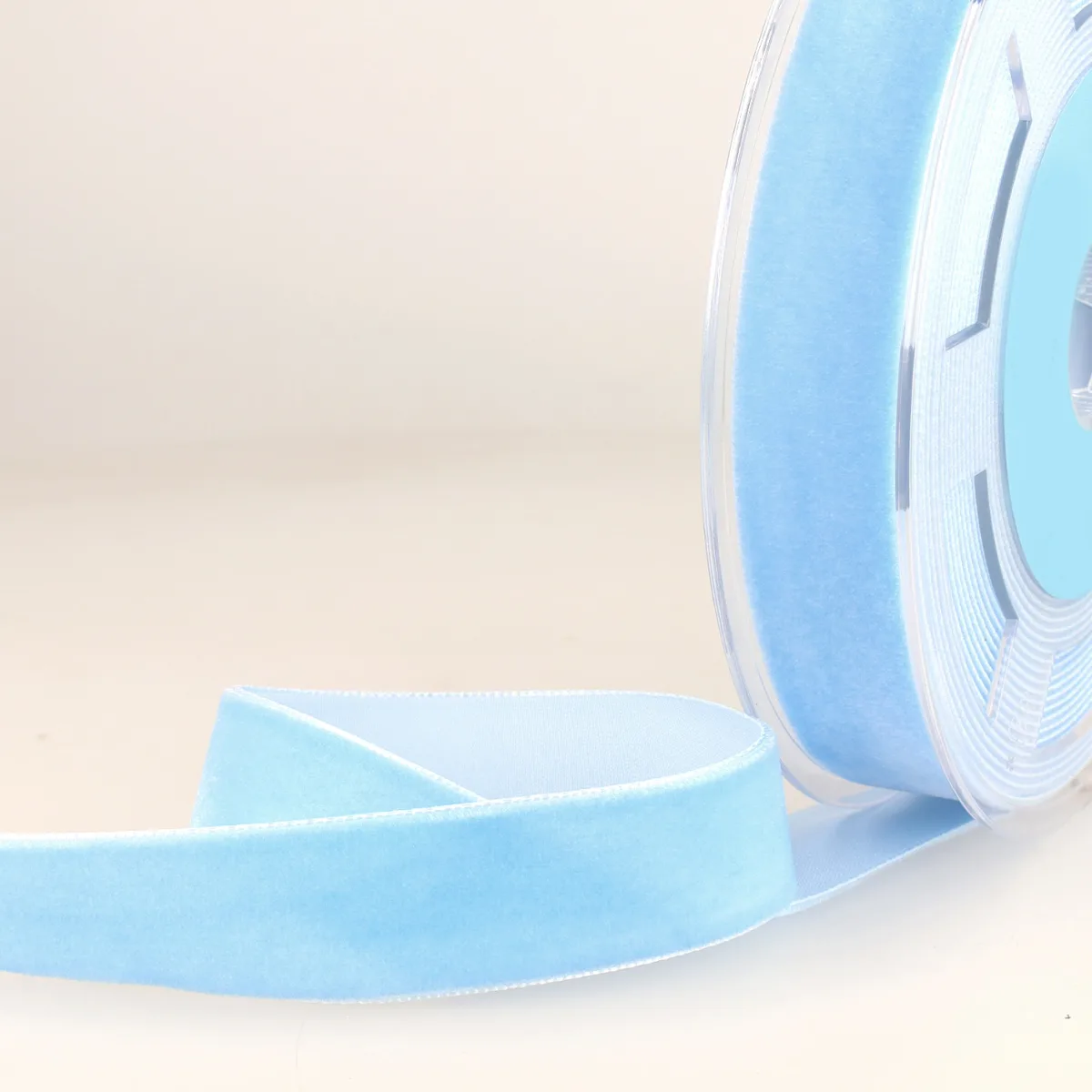 Samtband 16 mm in Himmelblau mit kurzem dichtem Flor auf der Rolle