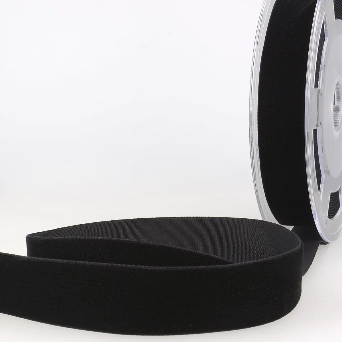 Samtband 16 mm in Schwarz mit kurzem dichtem Flor auf der Rolle