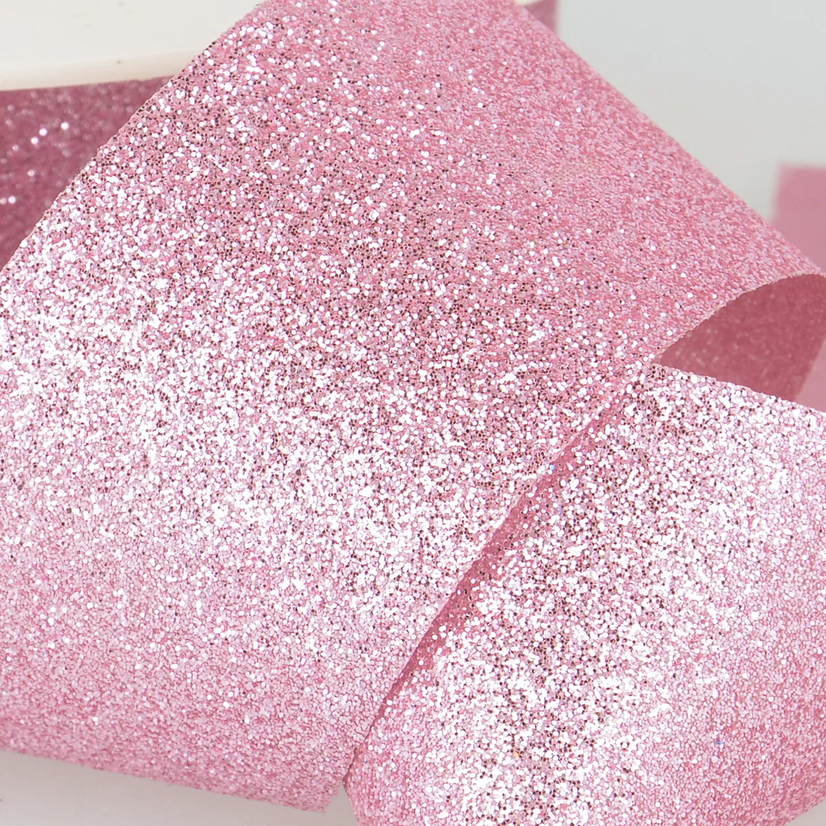 Glitzerband in Rosa, Meterware im Ausschnitt