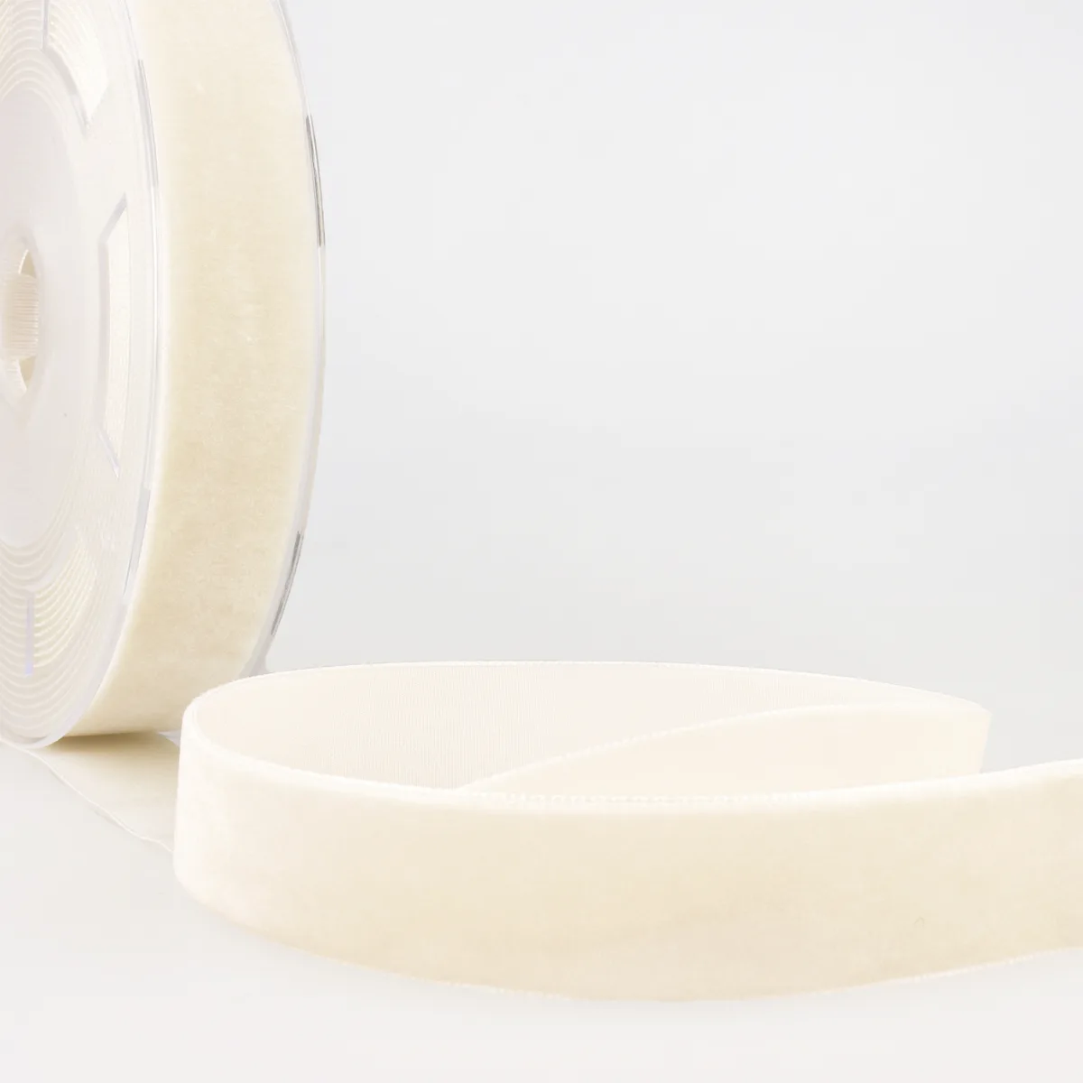 Samtband 16 mm in Ecru mit kurzem dichtem Flor auf der Rolle