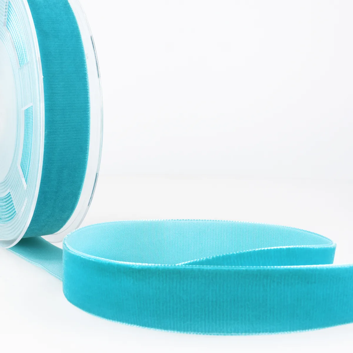 Samtband 16 mm in Azur mit kurzem dichtem Flor auf der Rolle