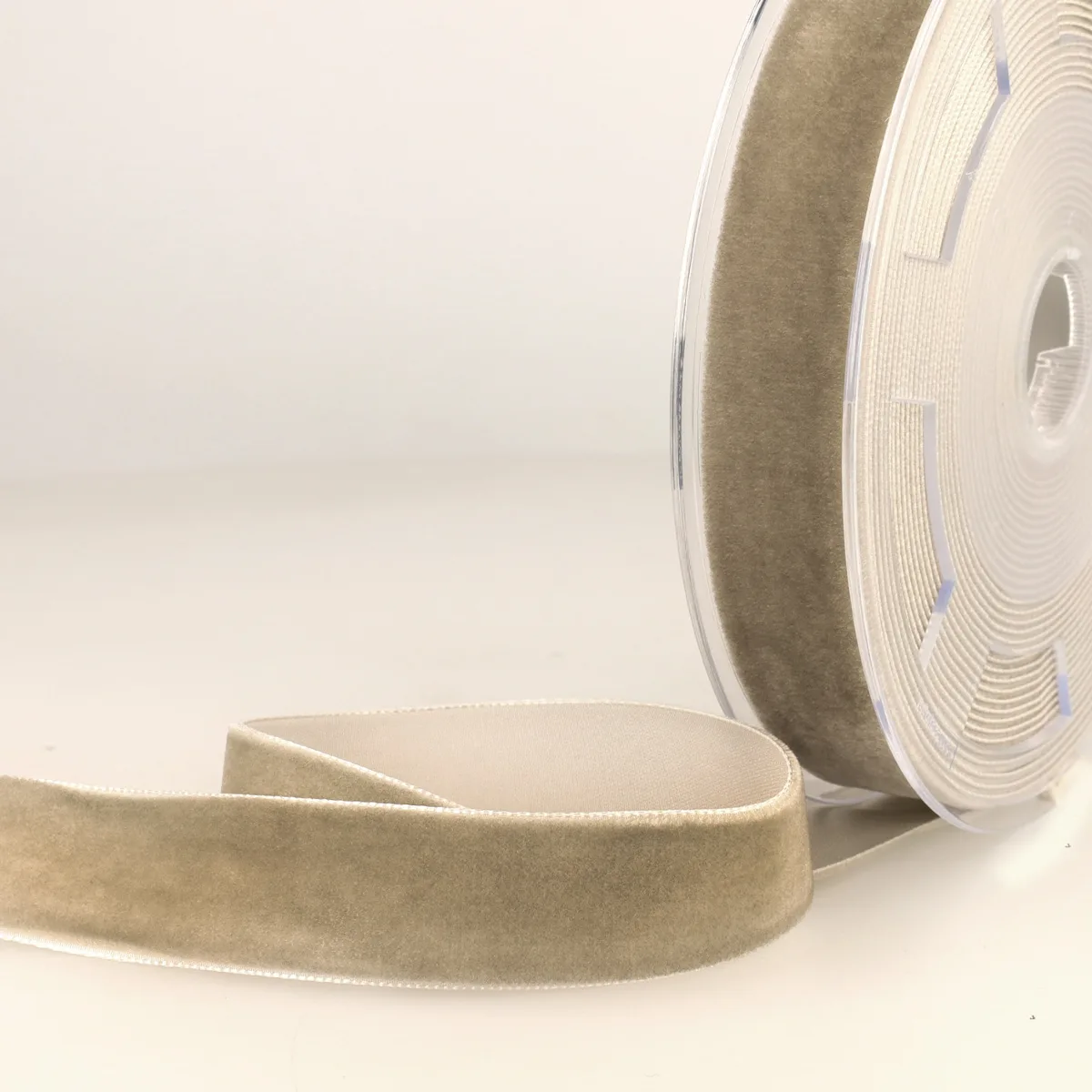 Samtband 16 mm in Hellgrau mit kurzem dichtem Flor auf der Rolle