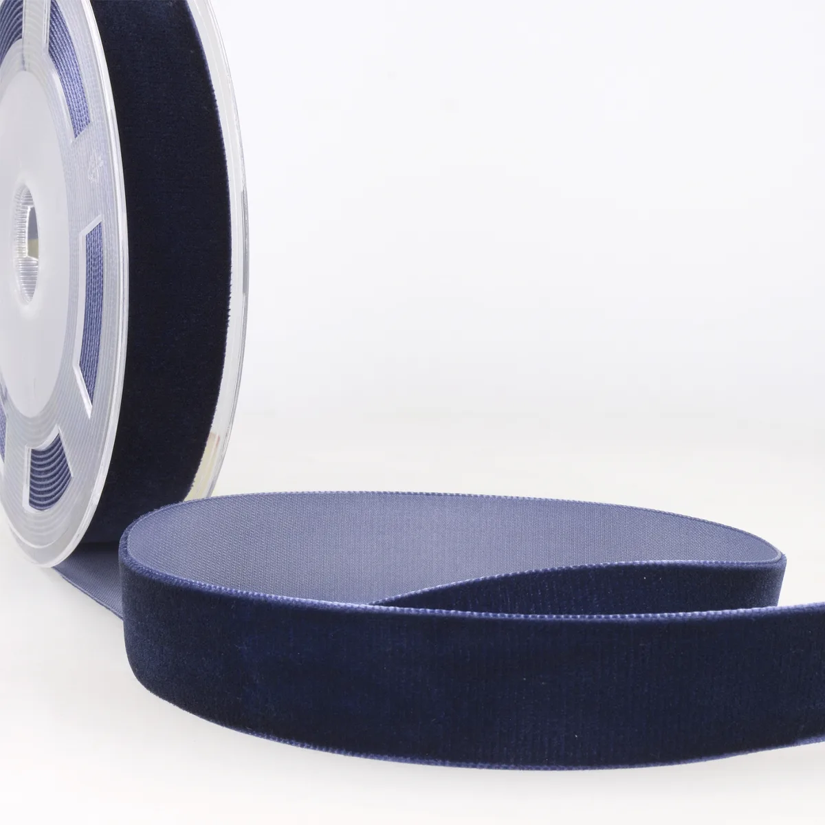 Samtband 16 mm in Marine mit kurzem dichtem Flor auf der Rolle