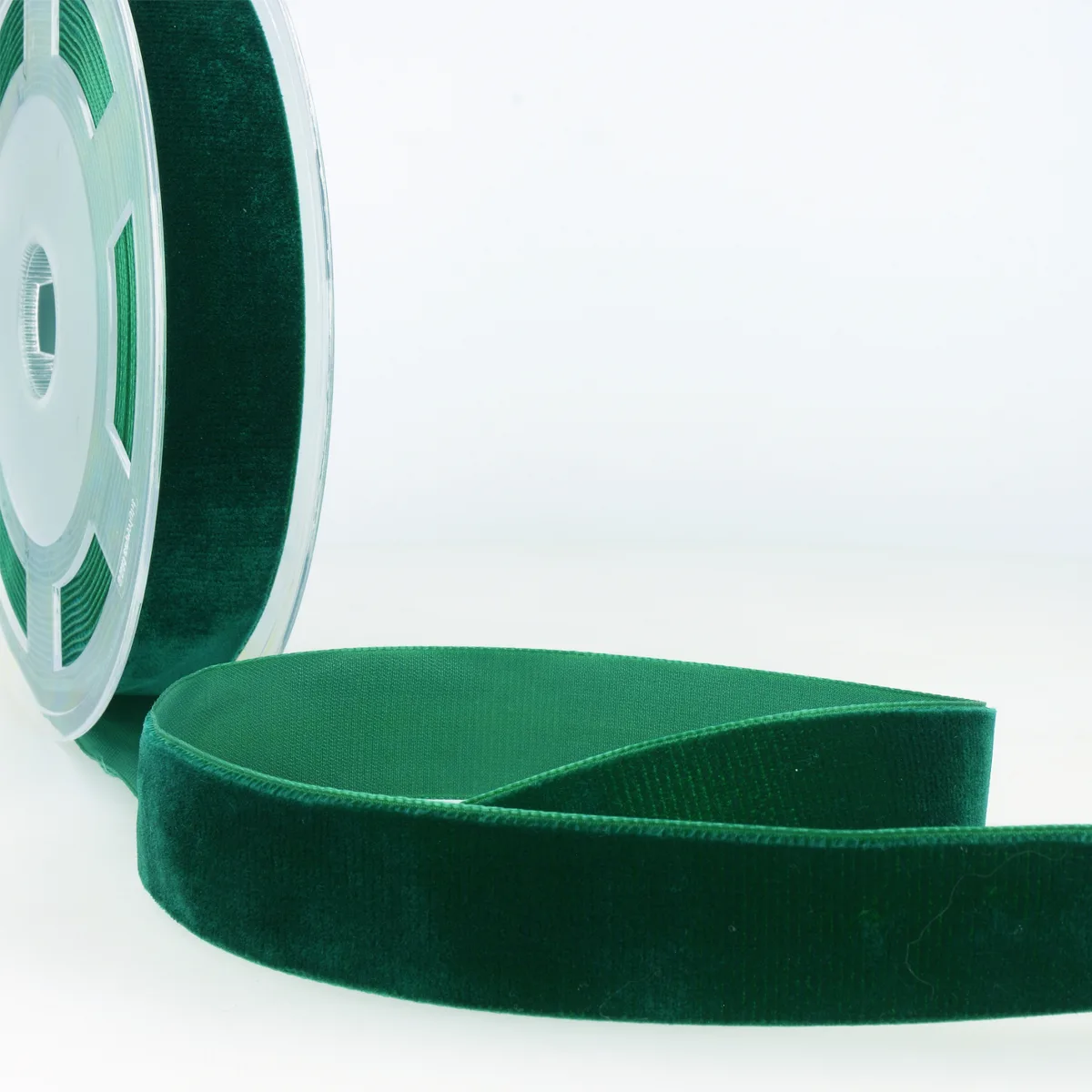 Samtband 16 mm in Flaschengrün mit kurzem dichtem Flor auf der Rolle