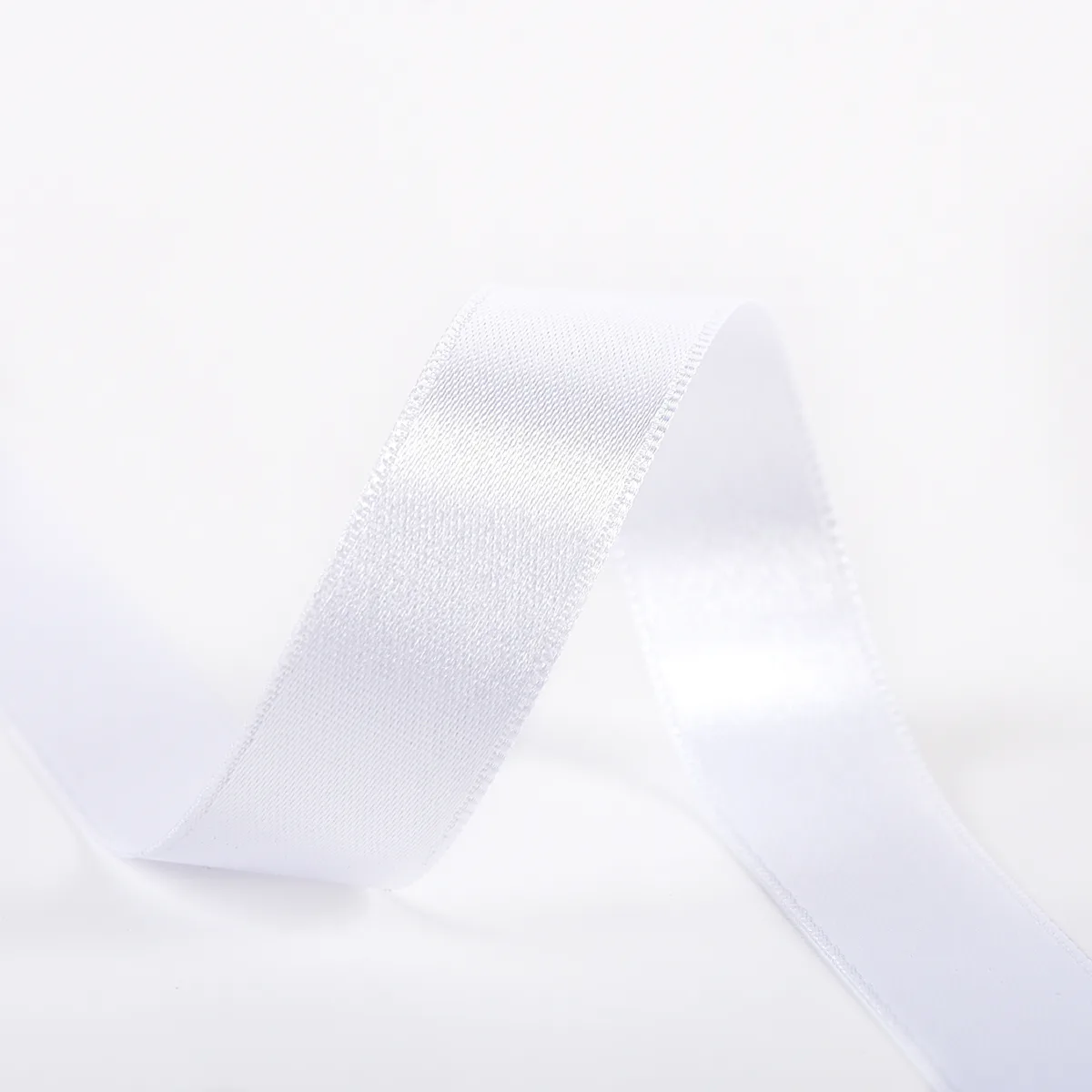 Satinband 6 mm in Weiß auf der Rolle, glänzende Oberfläche