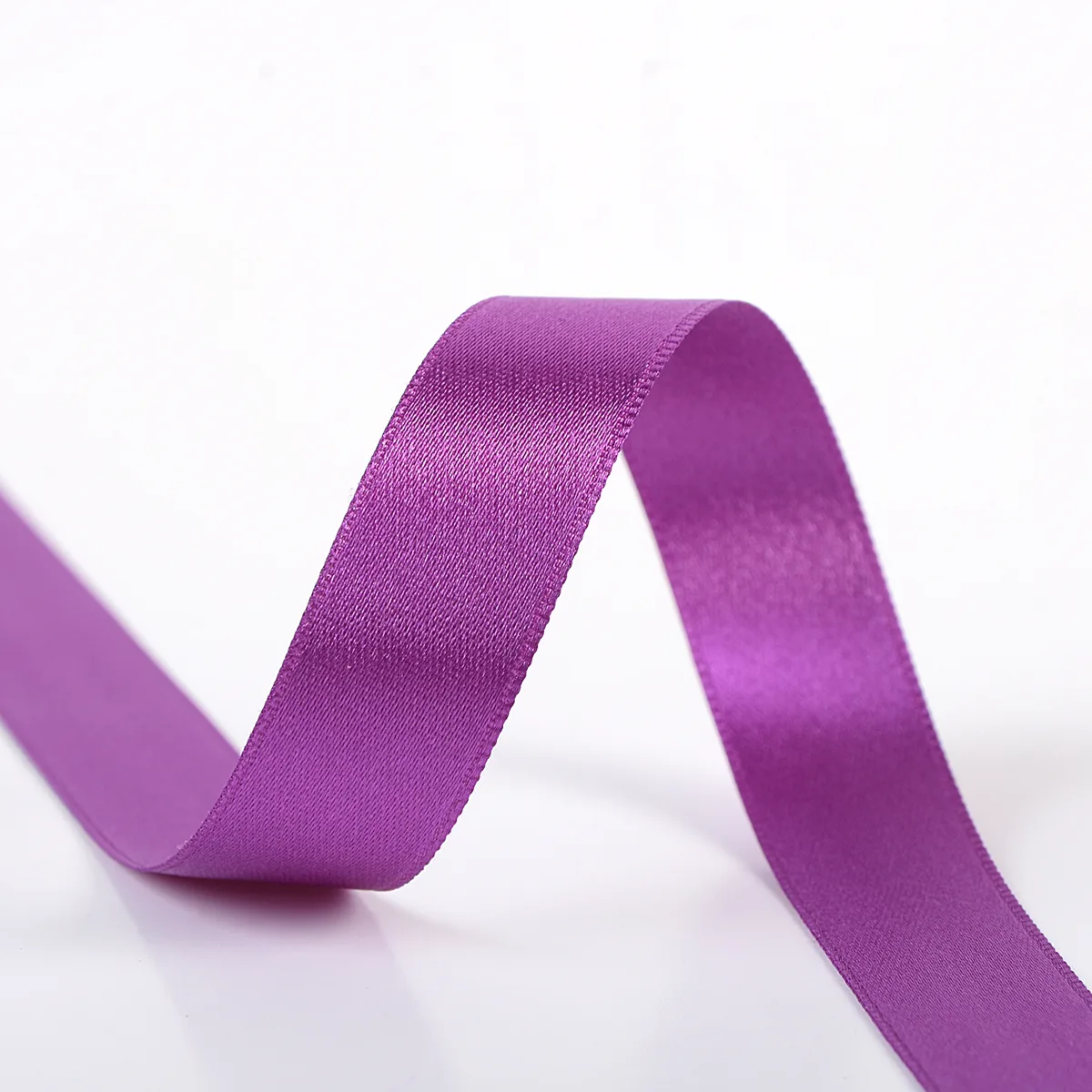 Satinband 6 mm in Lila auf der Rolle, glänzende Oberfläche