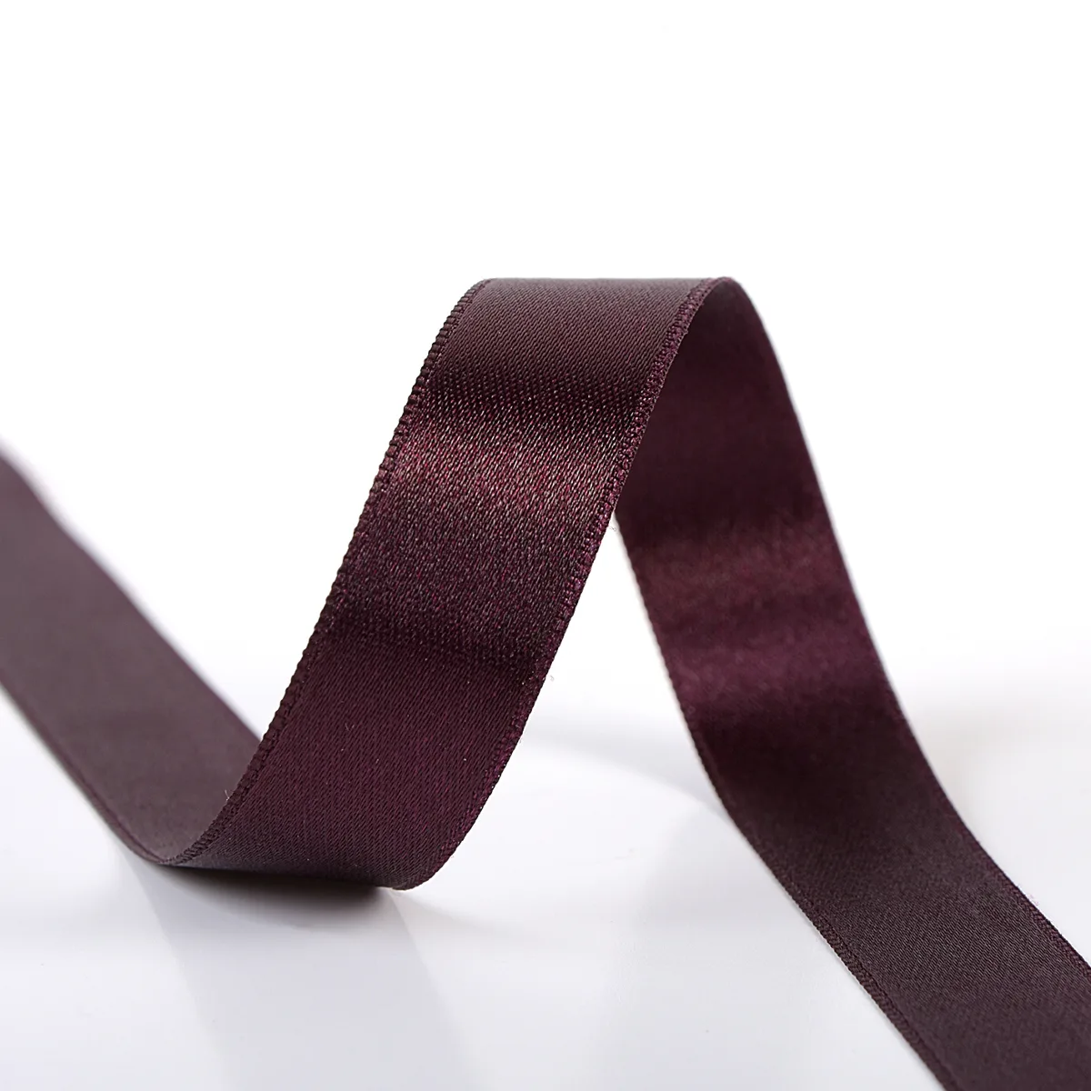 Satinband 6 mm in Pflaume auf der Rolle, glänzende Oberfläche