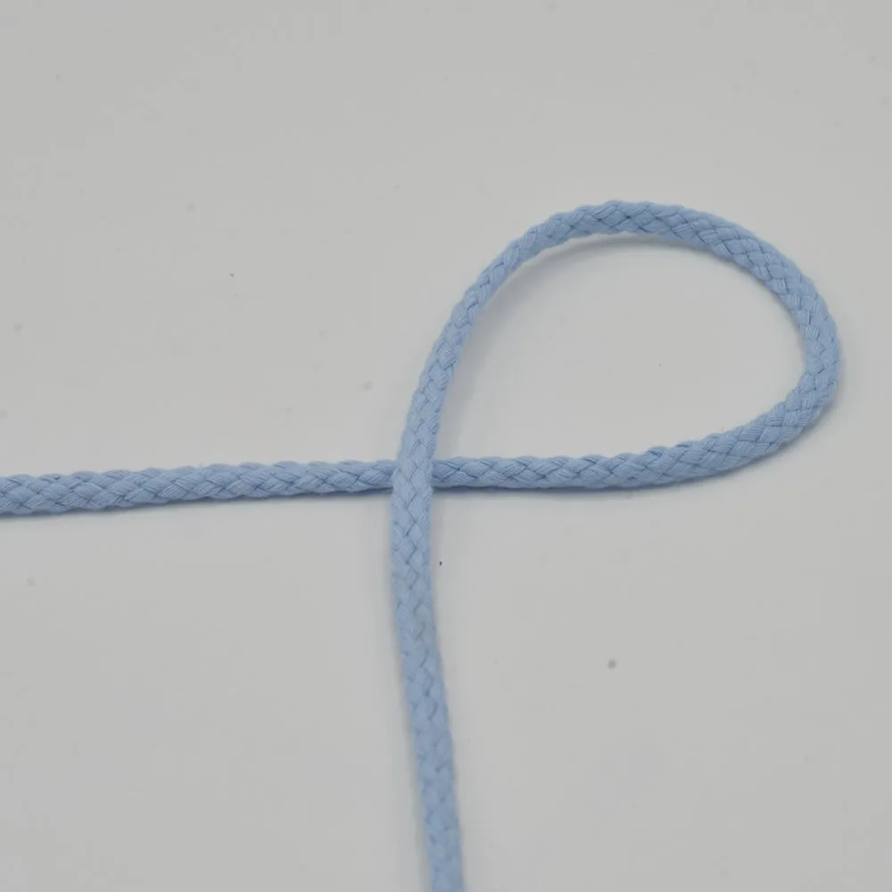 Kordel rund 4 mm in Babyblau, Nahaufnahme der geflochtenen Oberfläche