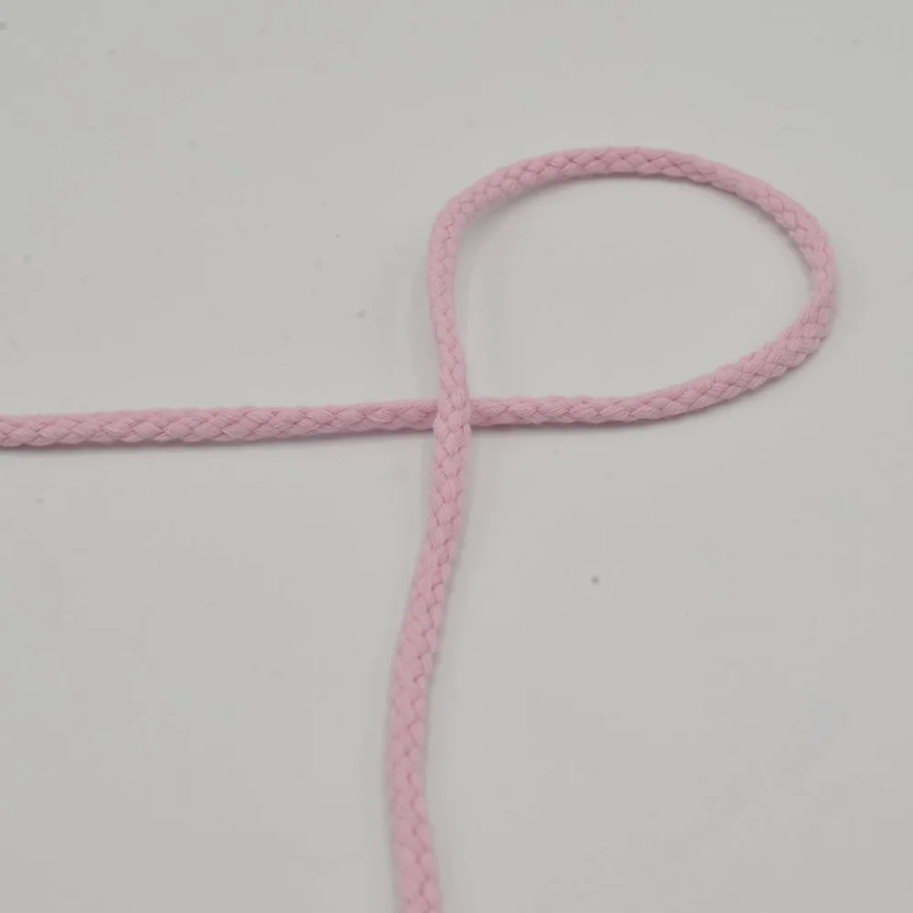 Kordel rund 4 mm in Babyrosa, Nahaufnahme der geflochtenen Oberfläche