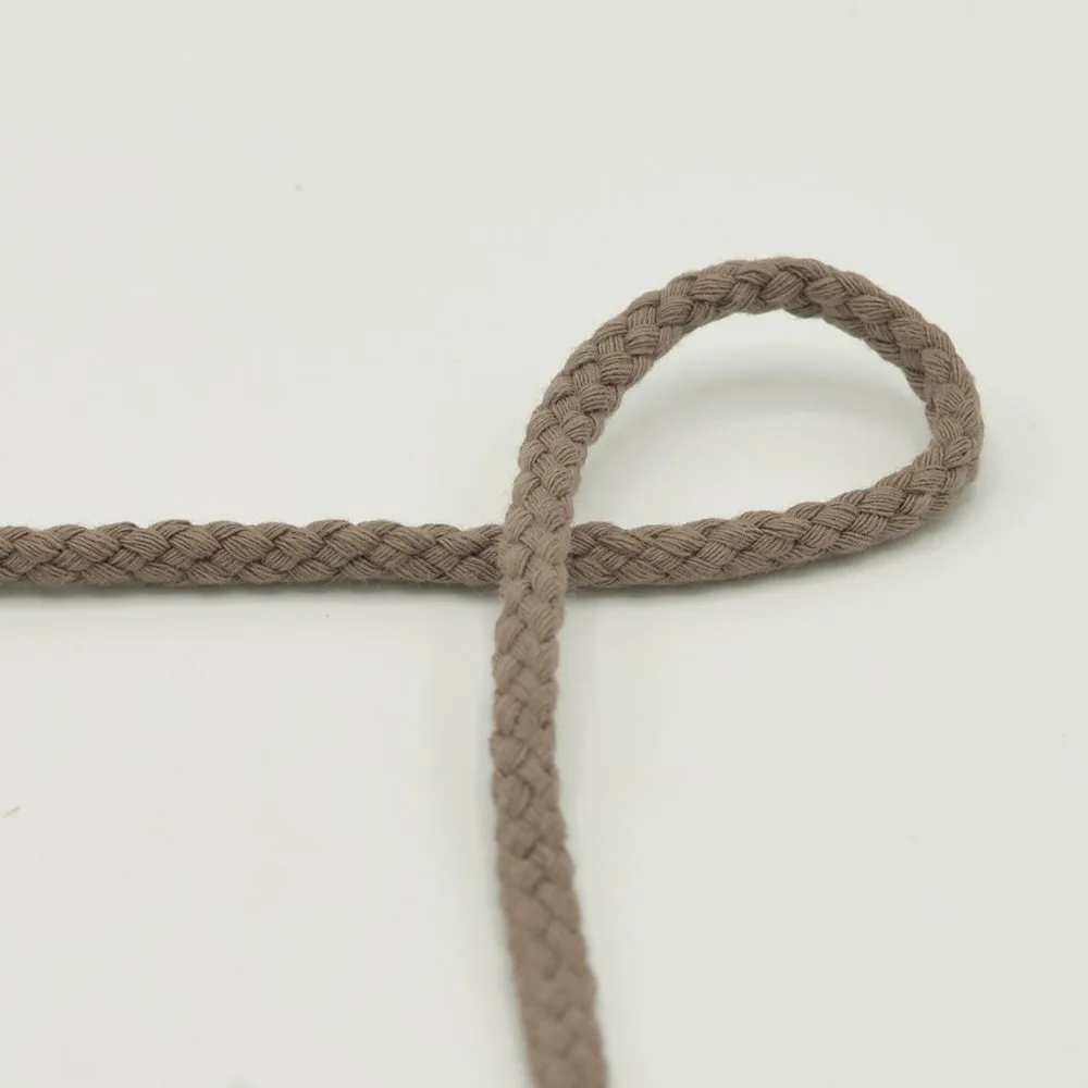 Kordel rund 4 mm in Taupe, Nahaufnahme der geflochtenen Oberfläche