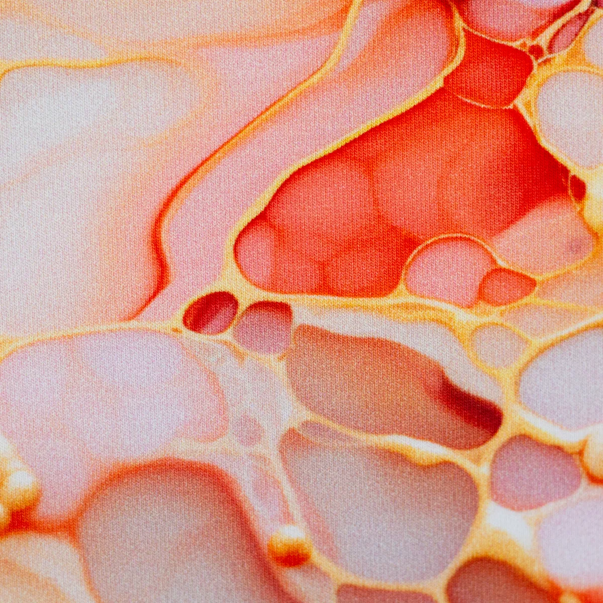 Sommersweat French Terry Flowing Bloom, Marmor in Gold/Rot, in der Nahaufnahme