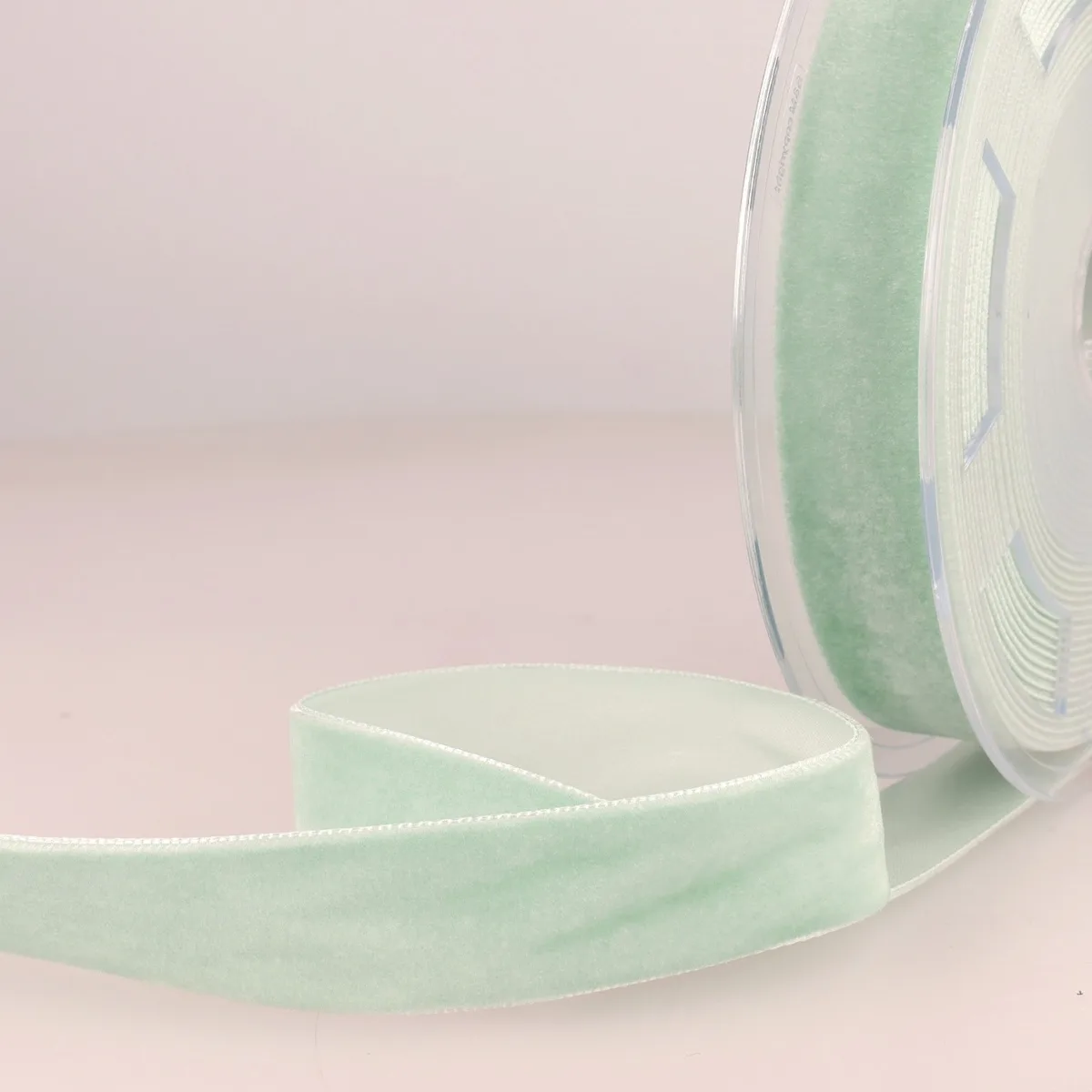 Samtband 16 mm in Mint mit dichtem Flor auf der Rolle