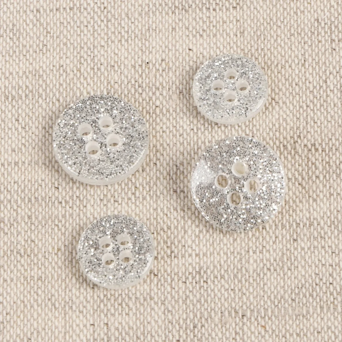 Kunststoffknopf 13 mm in Silber Glitzer, 4-löchrig, mit eingeschlossenem Glitzer