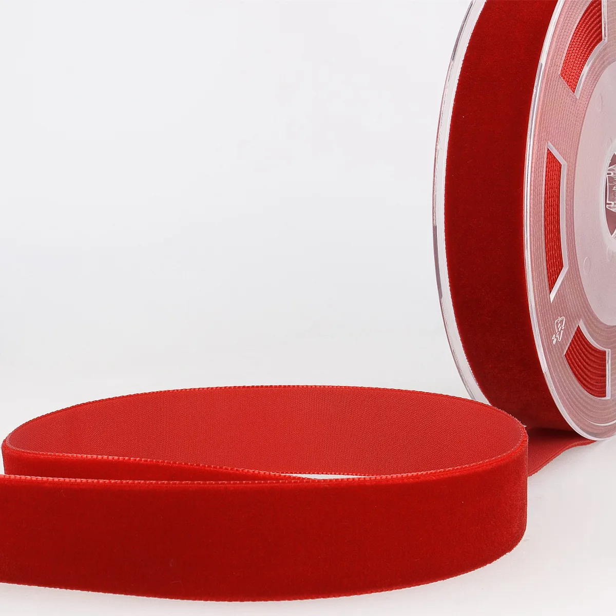 Samtband 16 mm in Rot mit dichtem Flor auf der Rolle