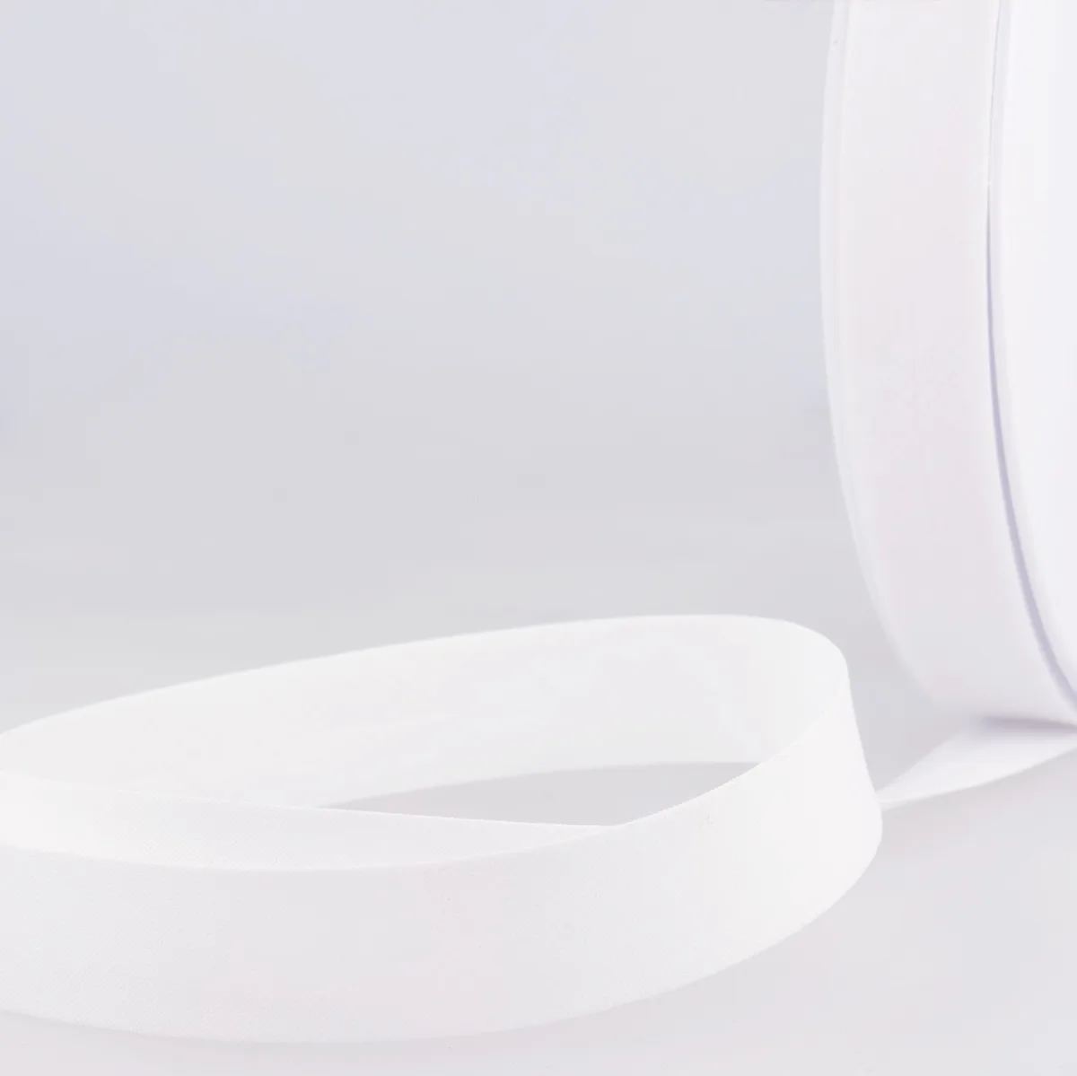 Gefalztes Schrägband 20 mm in Weiß auf der Rolle