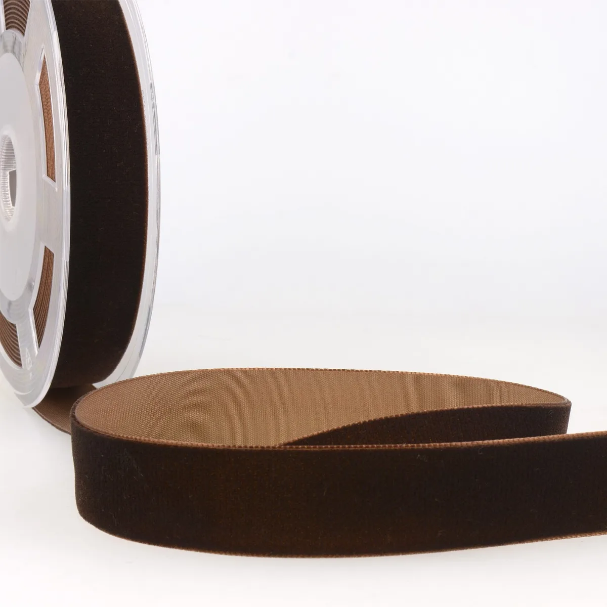 Samtband 16 mm in Dunkelbraun mit dichtem Flor auf der Rolle