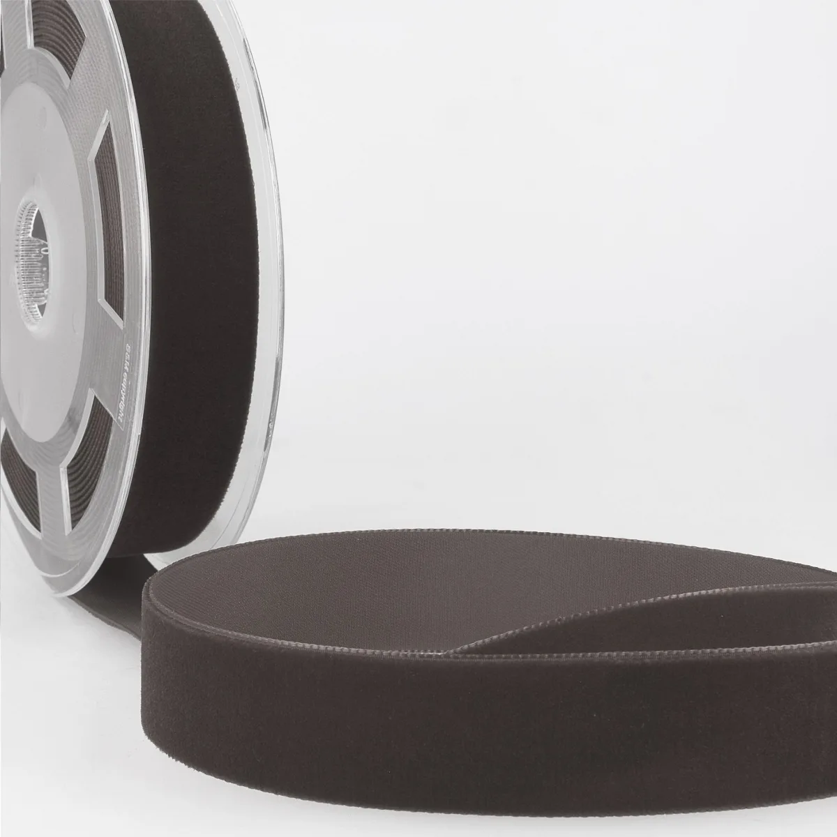 Samtband 16 mm in Anthrazit mit dichtem Flor auf der Rolle