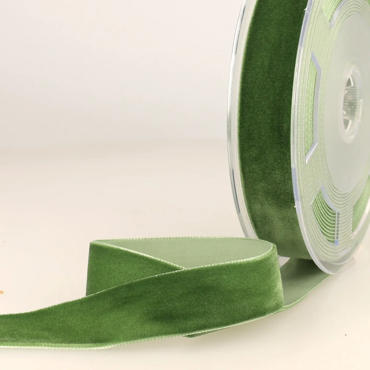 Samtband 16 mm in Moosgrün mit dichtem Flor auf der Rolle