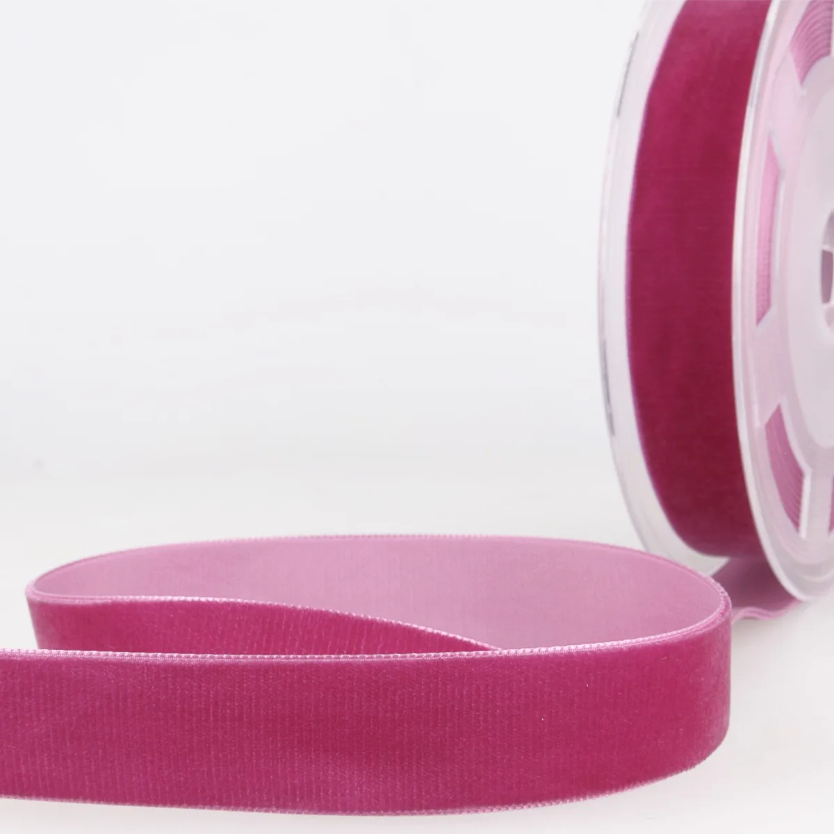 Samtband 16 mm in Fuchsia mit dichtem Flor auf der Rolle