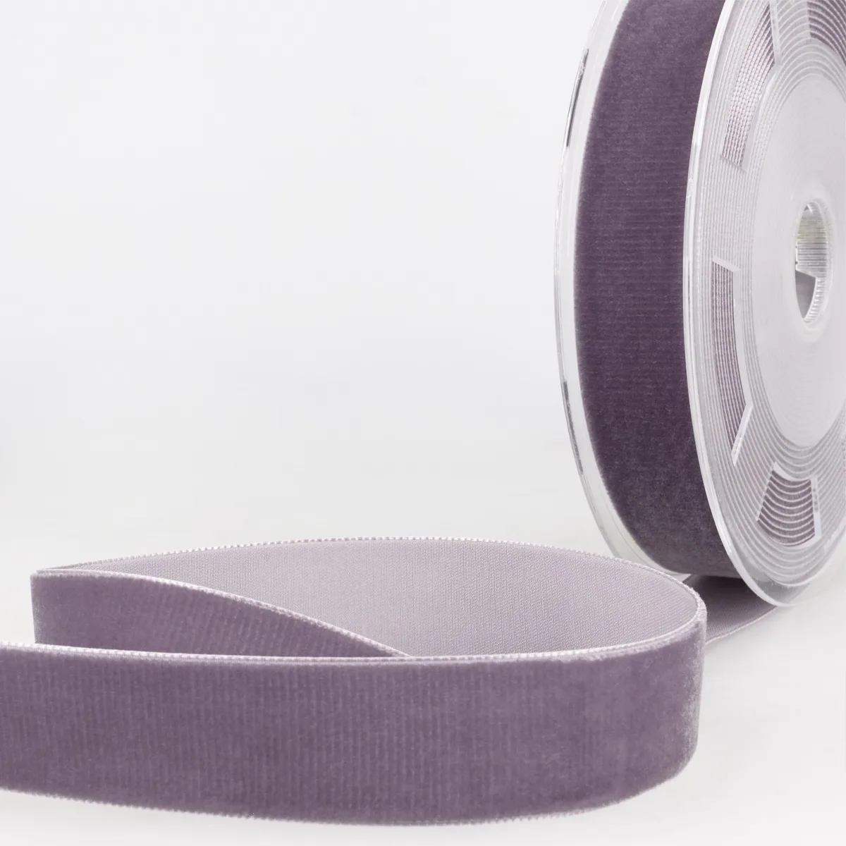 Samtband 16 mm in Flieder mit dichtem Flor auf der Rolle
