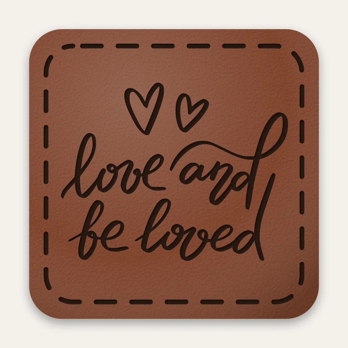 Kunstleder-Label love and be loved in Rotbraun mit gelaserter Ziernaht