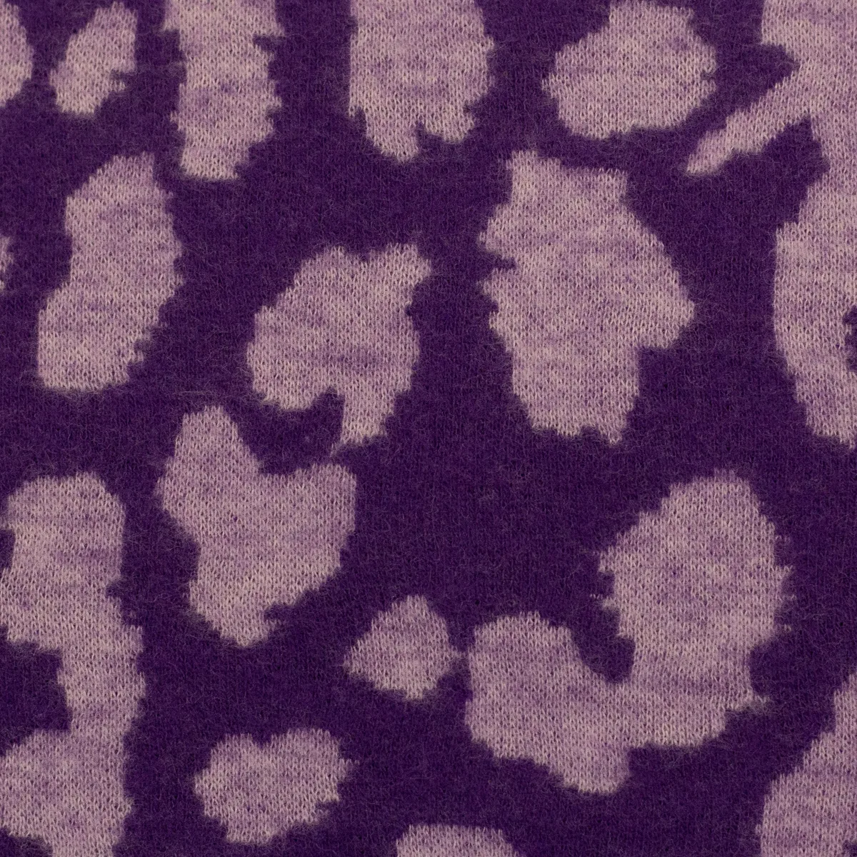 Jacquard-Jersey Ottoman Emily mit Leo Flieder auf Lila, in der Nahaufnahme