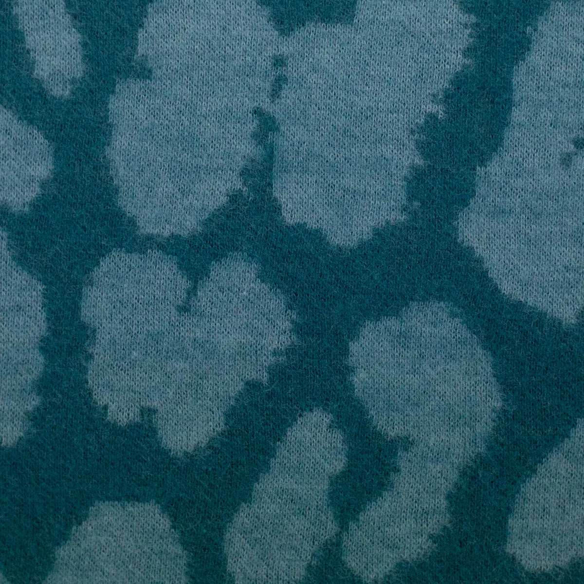 Jacquard-Jersey Ottoman Emily mit Leo Rauchblau auf Petrol, in der Nahaufnahme