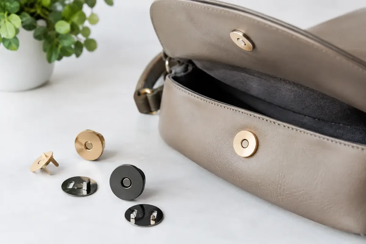 Test magnetischer Taschenverschlüsse für Taschen